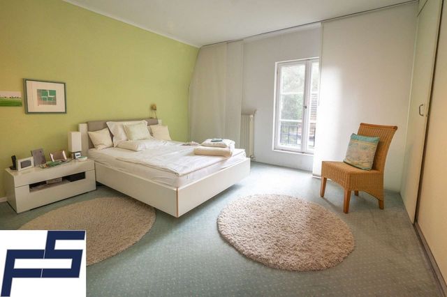 Schlafzimmer mit Blick in den Garten