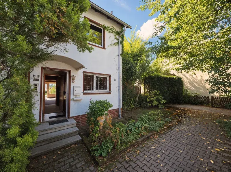 Hausansicht mit Eingangsbereich
