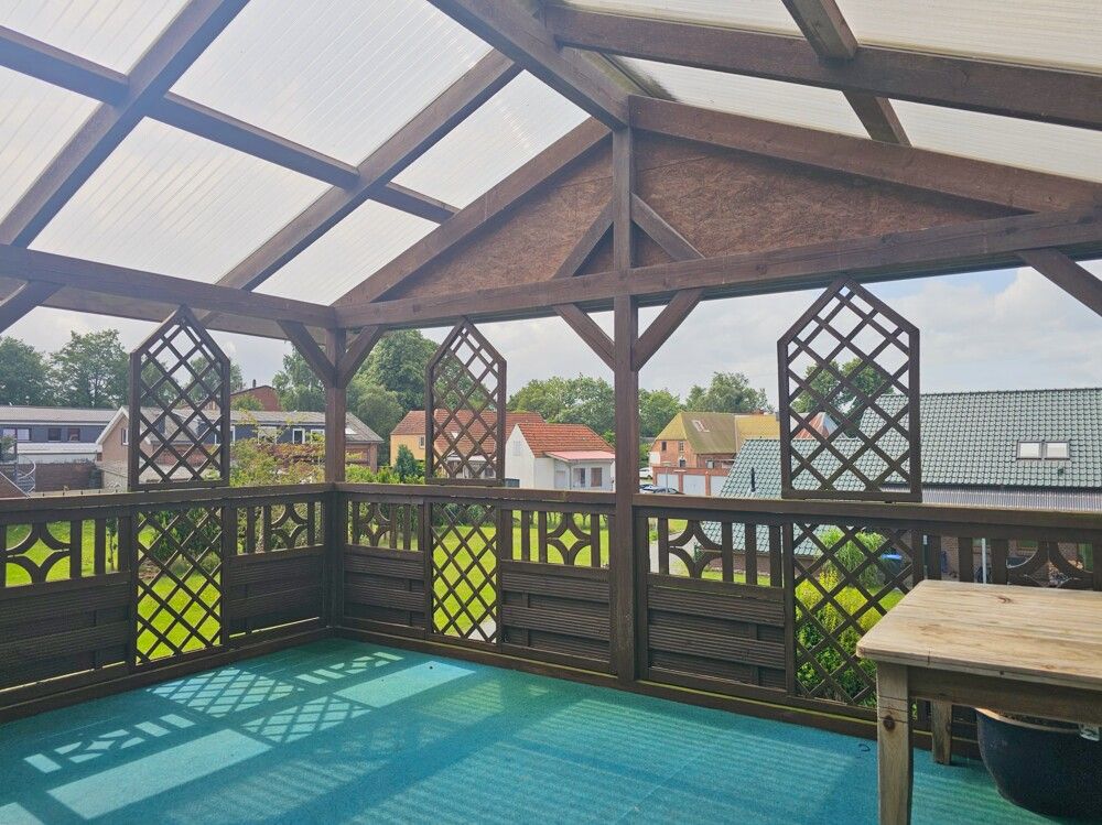 Zugang vom Wohnzimmer auf den Balkon mit Außentreppe