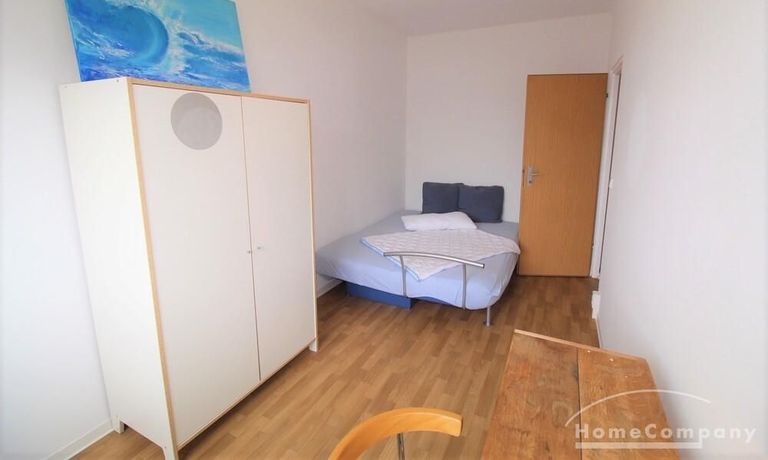 Kleines Schlafzimmer mit Schlafcouch, Schrank + Schreibtisch
