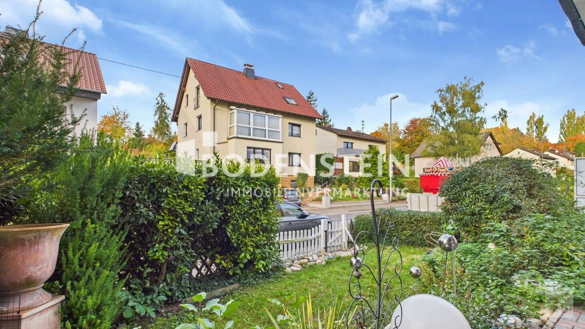 Blick von der kleinen Terrasse in den Garten