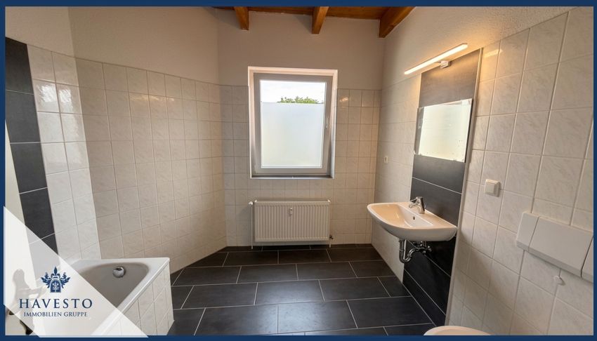 Stilvolle 2-Zimmer-Dachgeschosswohnung mit Holzbalkendecke, Einbauküche & modernisiertem Bad - Foto 5