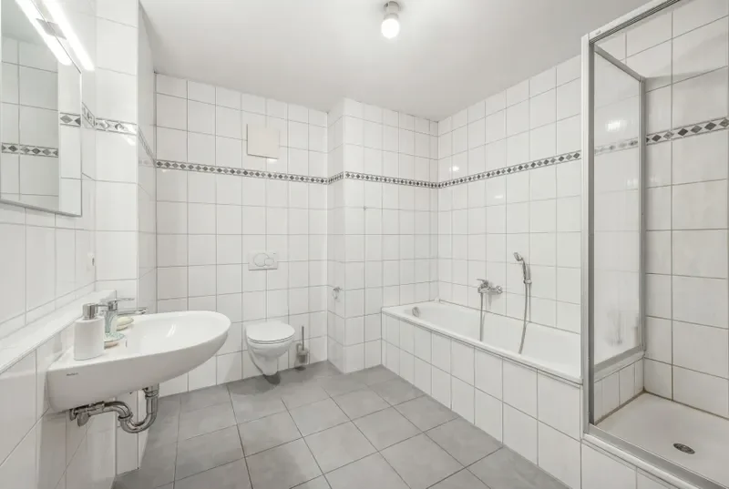 Badezimmer im Erdgeschoss  (Möbel entfernt)