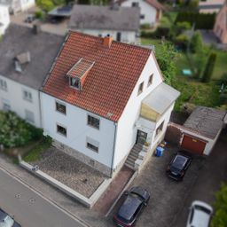 Solides Zweifamilienhaus mit Garten und Garage in Niederhadamar!