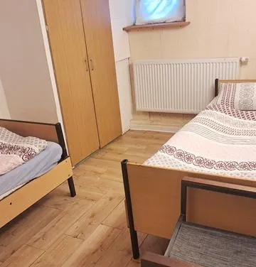 Isernhagen,  Modernisierte möblierte 3 Zimmer Firmenwohnung, großer Parkplatz, Grill und Gartennutzung für bis zu 6 Personen