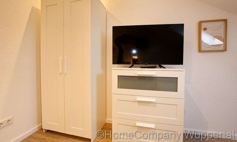 Kleiderschrank und Kommode