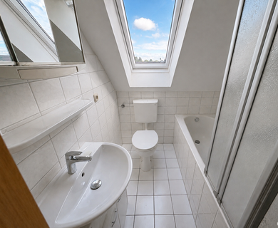 Charmante 2-Zimmer-Dachgeschosswohnung mit Balkon und Außenstellplatz - Photo 3