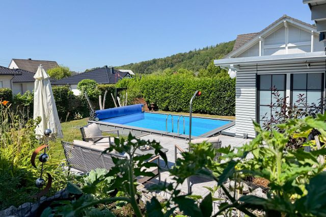 Gartenansicht mit Pool