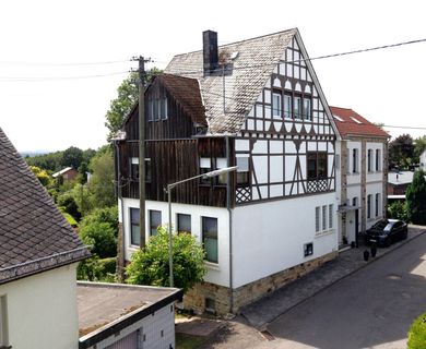Wahres Liebhaberobjekt: Ehemalige Dorfschule mit viel Platz und Mieteinnahmen!