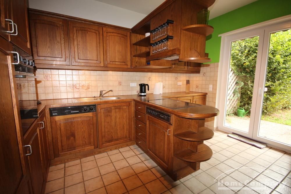 K&uuml;che mit Zugang zur Terrasse und Garten