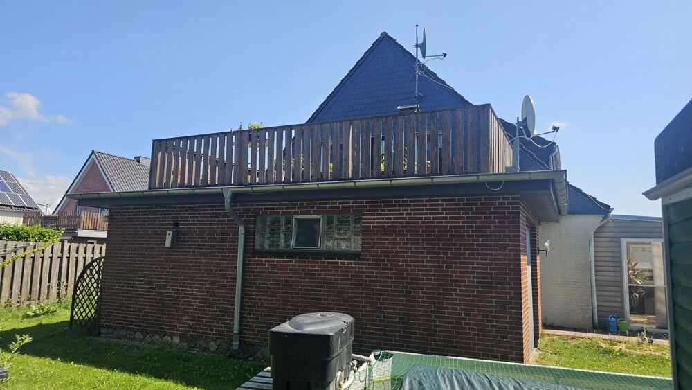linke Giebelseite und Garage 1 mit Dachterrasse