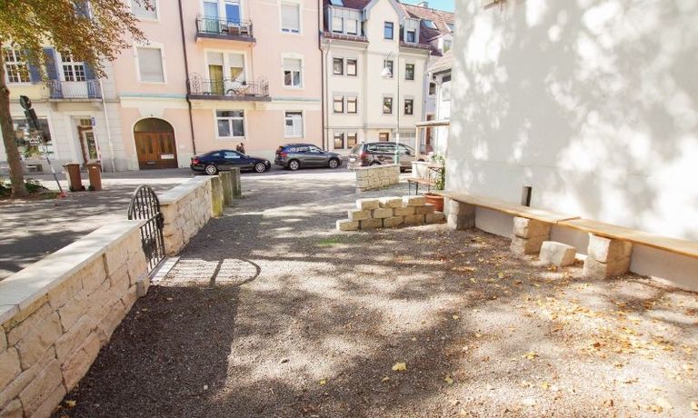 Freisitz mit Holzbank