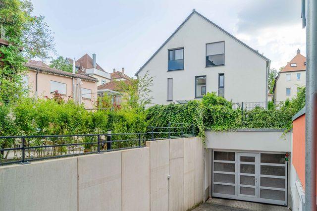 Außenansicht Haus / Garagenzufahrt