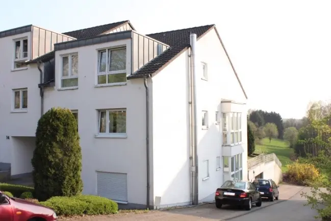 moderne Erdgeschosswohnung mit Garten