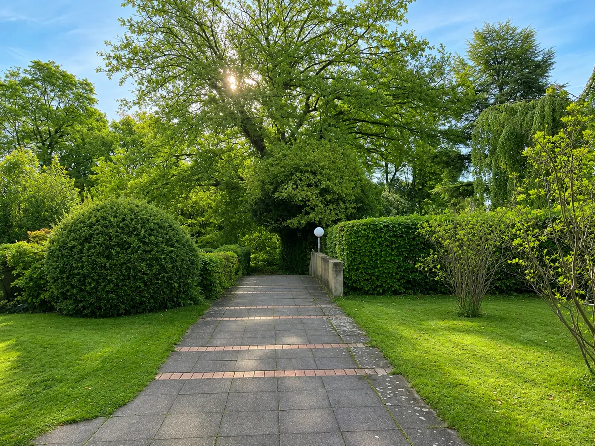 Blick vom Haus und der Wohnung  in die Grünanlagen