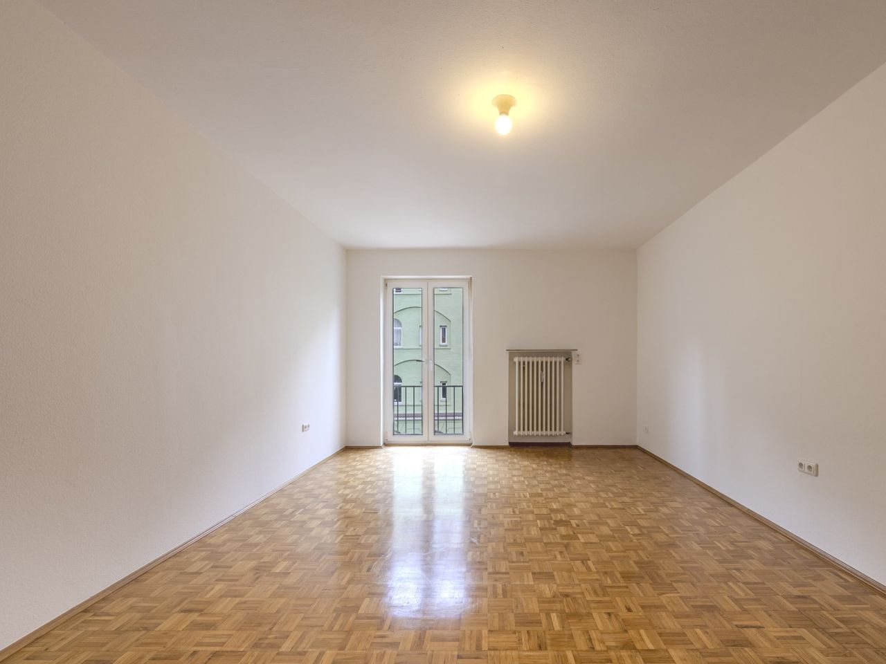 Schlafzimmer mit Südbalkon