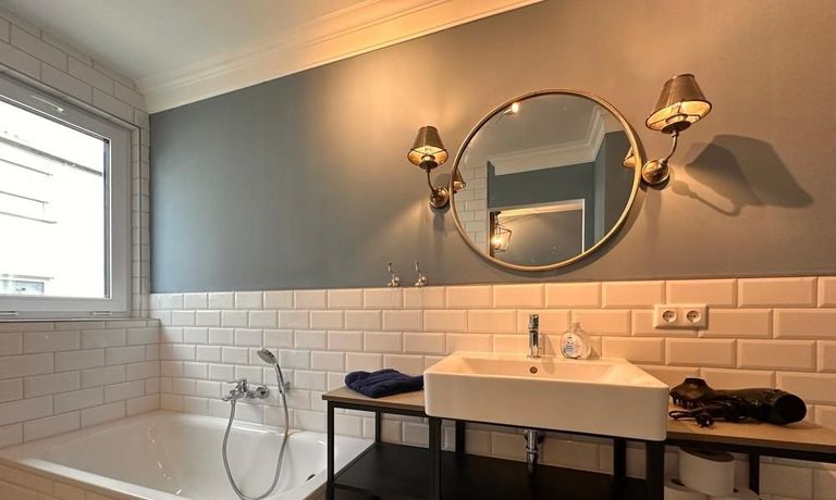 Badezimmer mit Fenster