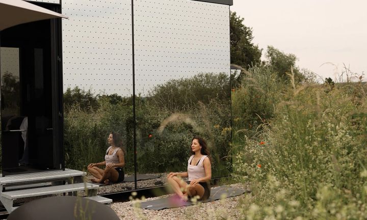 Morning Yoga vor dem Cabin