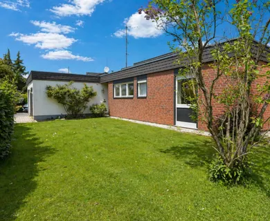 Wohnen auf einer Ebene: Lichtdurchfluteter Bungalow mit Charme und Potenzial