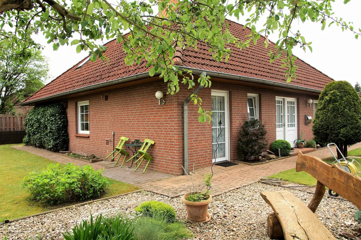 charmantes Einfamilienhaus mit Kamin, Garage und 2 Terrassen**