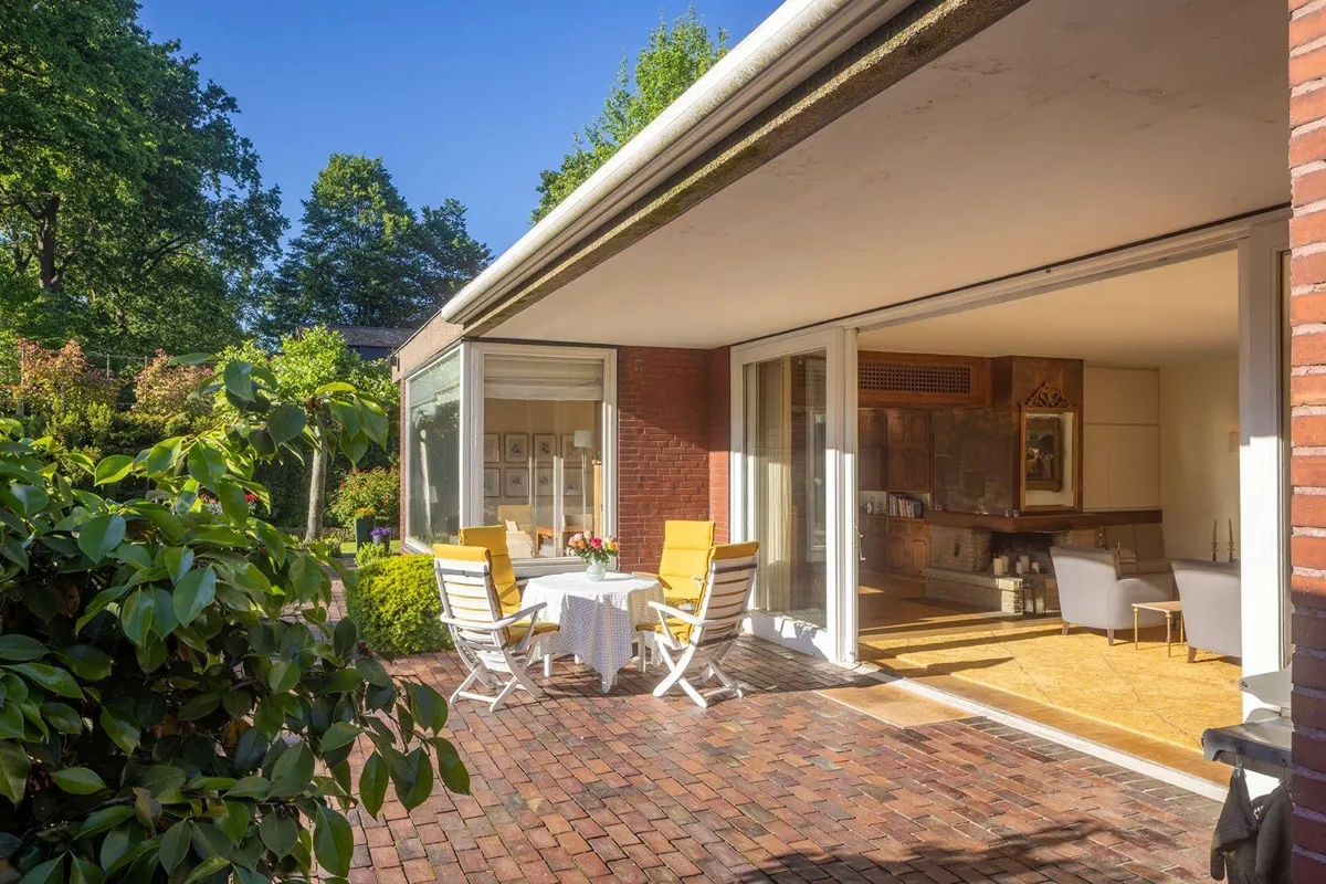 Blick von der Terrasse in den Wohnraum