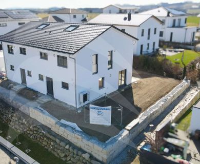 KfW55: Lichtdurchflutete und moderne Doppelhaushälfte in Aicha vorm Wald