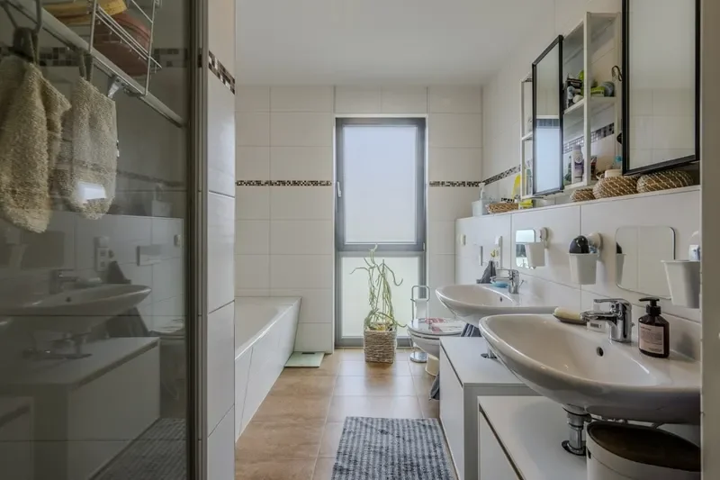 Badezimmer mit Fenster, WC im 1. Obergeschoss