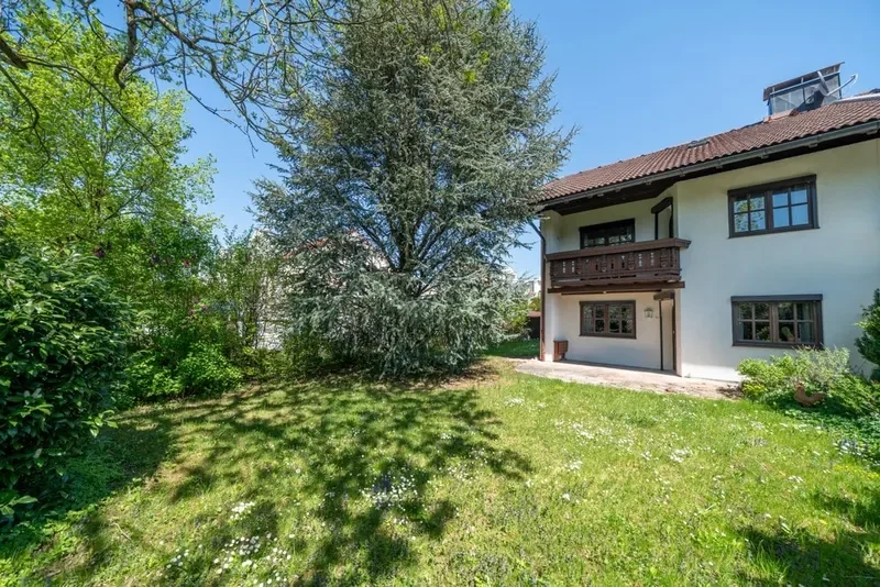 Hausansicht mit Garten