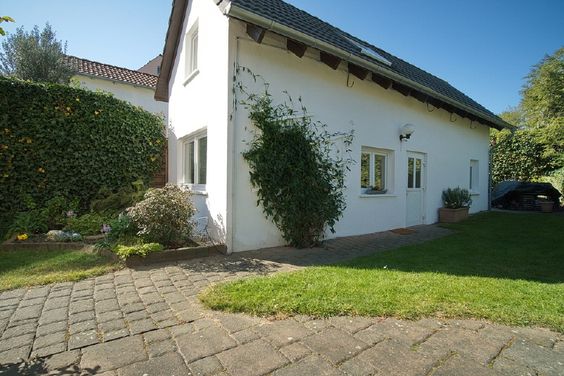 Charmantes kleines Haus im Grünen, renoviert und gut möbliert, PKW-Stellplatz möglich