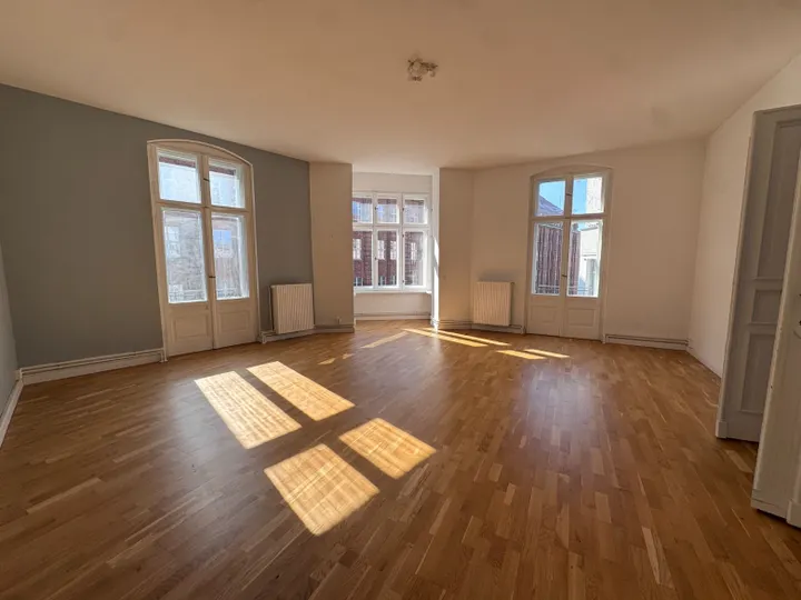Teilgewerbliche Vermietung! Großzügige Altbauwohnung mit klassischem Charme in Berlin Mitte!