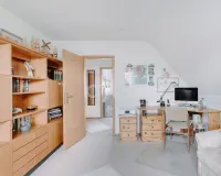 Lichtdurchflutetes Arbeitszimmer