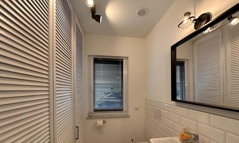 G&auml;ste WC mit Waschtrockner und Abstellplatz