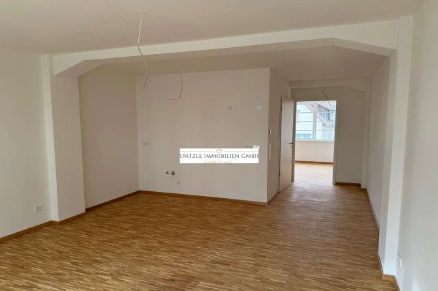 Wohnzimmer Blick zum Bad und Schlafzimmer