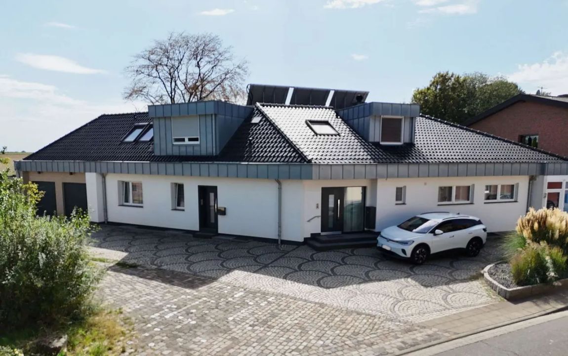 Wenn es von allem etwas mehr sein darf! Luxuriöses Zweifamilienhaus in ländlichem Umfeld von Jüchen