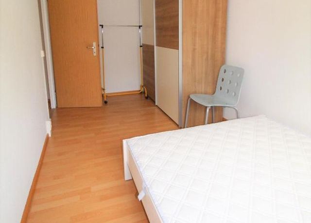 Schlafzimmer 2 mit Doppelbett + Schrank