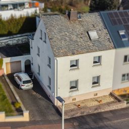 Solides Zweifamilienhaus mit Garagen und Garten -ideal für Generationenwohnen in Elz!