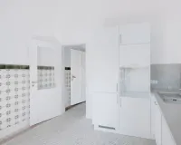 Küche mit aufgearbeiteten Fliesen