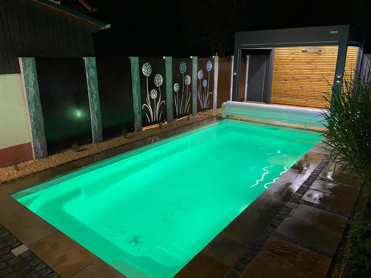 Pool bei Nacht