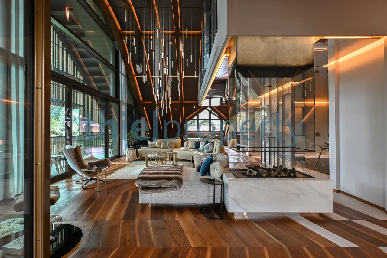 open plan with over 7m ceiling height