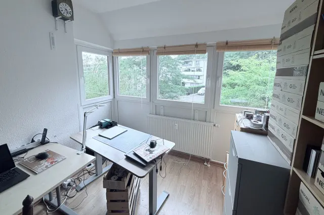 Büro mit grosser Fensterfront