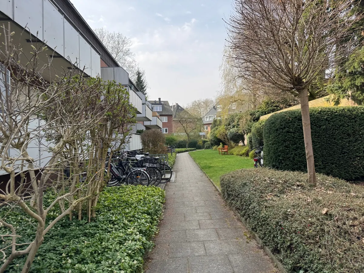 Der Weg zum Gebäude