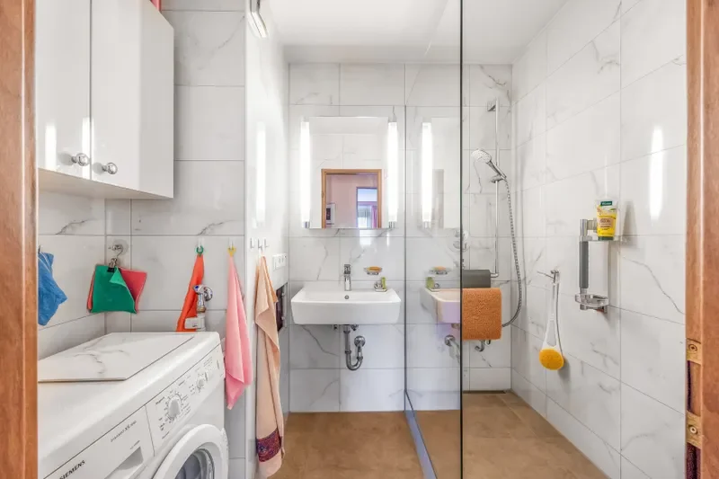 Badezimmer innenliegend mit begehbarer Dusche, Waschecken, Waschmaschinenanschluss