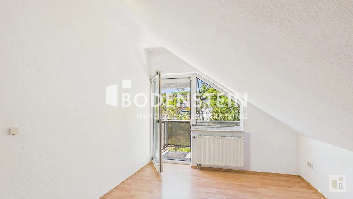 Büro mit Ausgang zum Balkon II