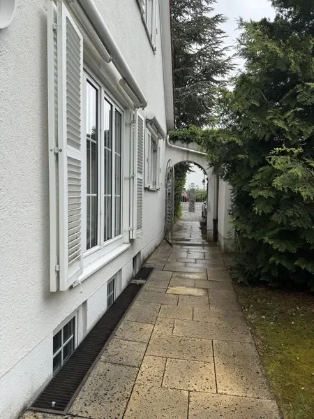 Weg am Haus entlang