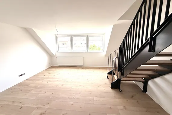Düsseldorf-Derendorf! Frisch Sanierte 4-Zimmer-Maisonette mit offener Küche!