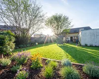 Garten Hinterhaus KI generiert