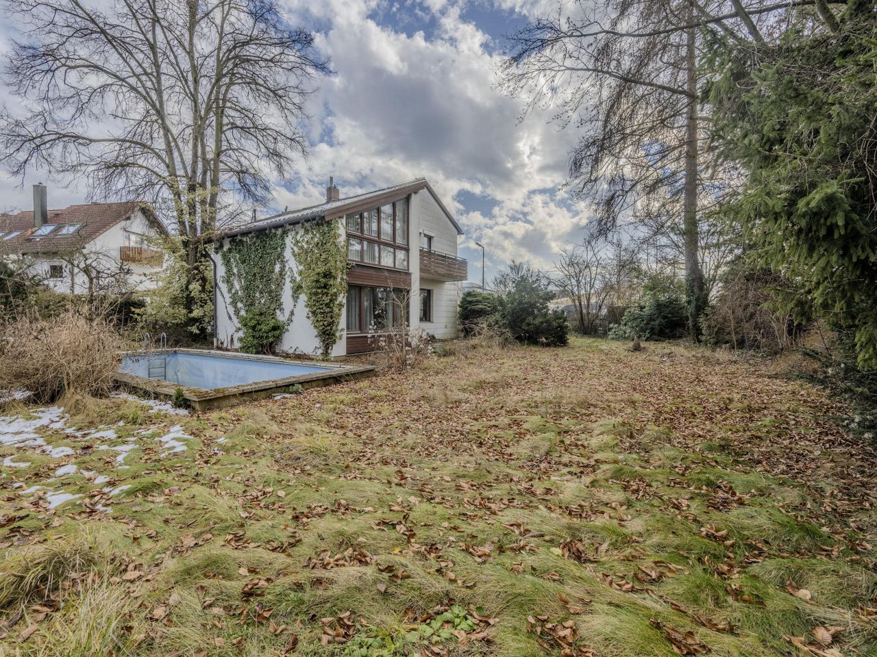 Grundstück mit Pool