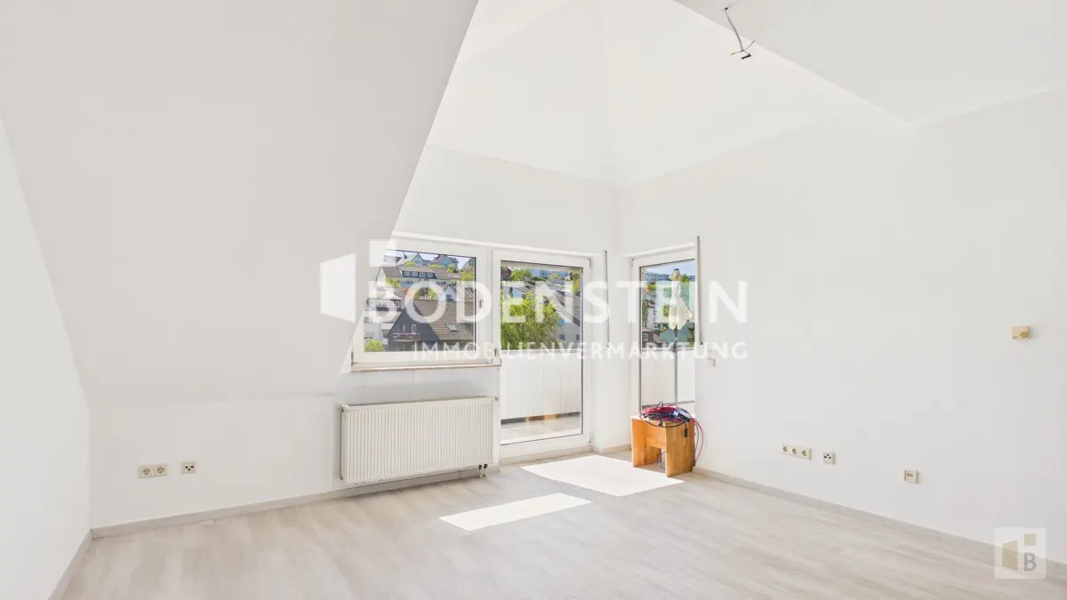 Wohnzimmer mit Zugang zum Balkon I
