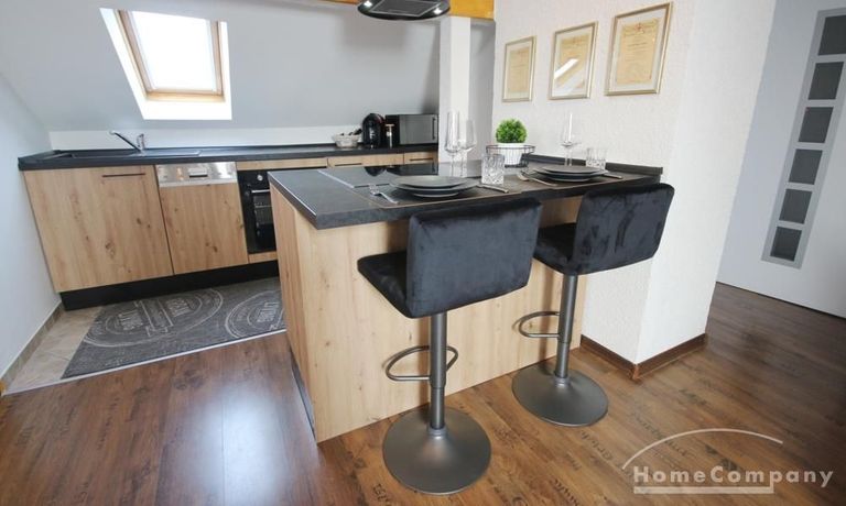 Einbauk&uuml;che mit Kochinsel