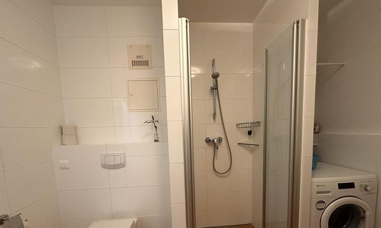 Duschbad mit Waschmashiene